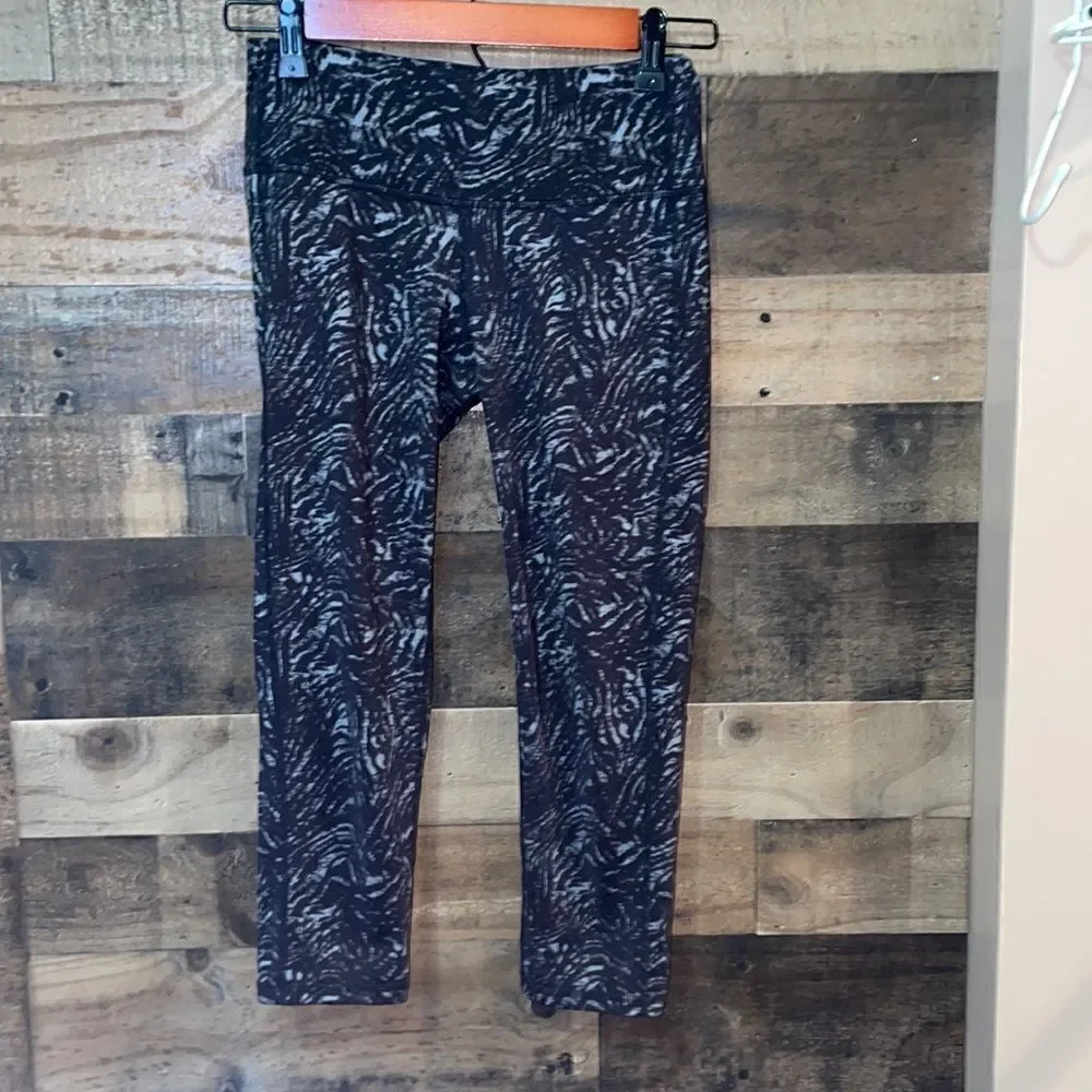 ✨Athleta Zebra Chaturanga Crop Leggings